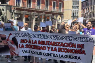 Los miembros de la plataforma trabajaron para concienciar a los viandantes que pasaban por la plaza. Foto: Social24Horas