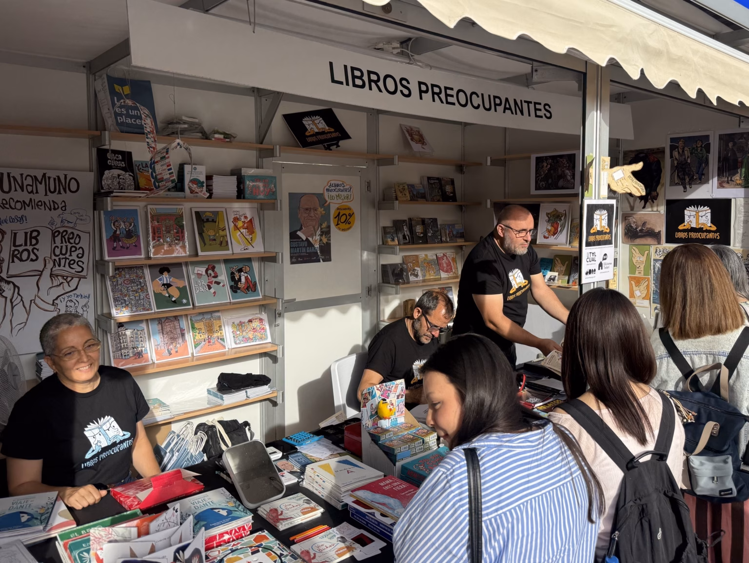 Caseta del nuevo colectivo Libros Preocupantes, en la plaza Mayor. Foto: Social24Horas