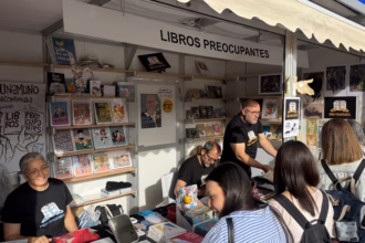 Caseta del nuevo colectivo Libros Preocupantes, en la plaza Mayor. Foto: Social24Horas