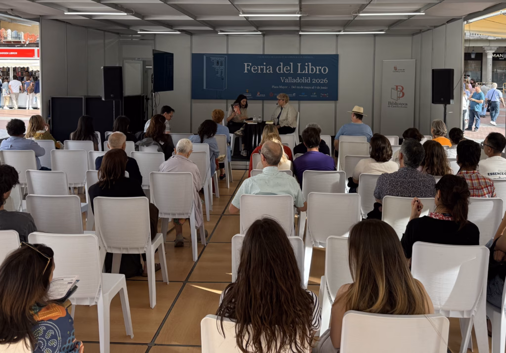 Aspecto del pabellón de la feria en la charla entre Carla Berrocal y Laura Asensio. Foto: Social24Horas
