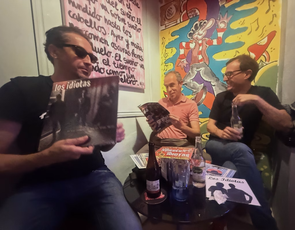 Los Idiotas, en un rincón de Bicoca Records. Foto: Social24Horas