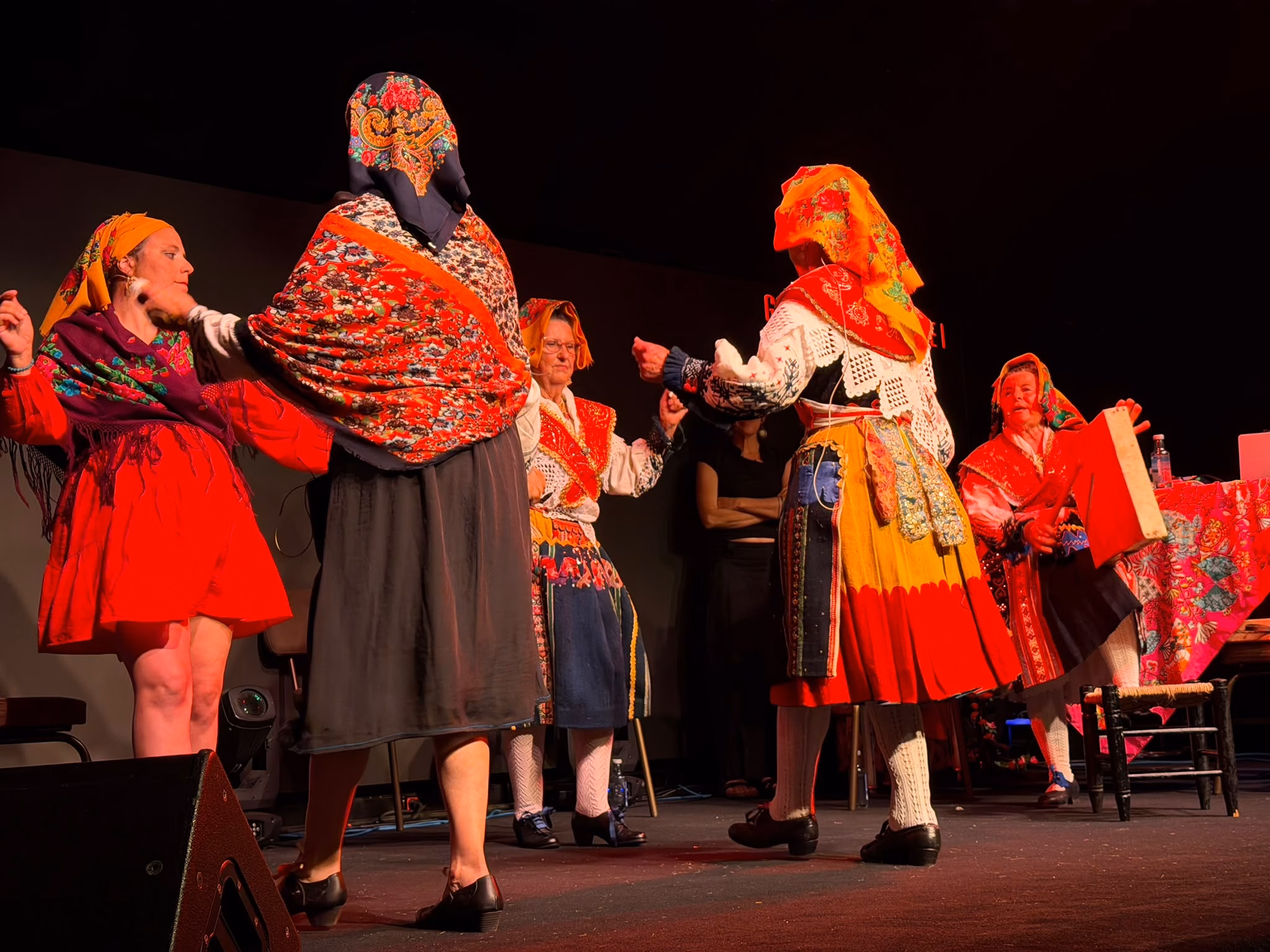 Las mujeres de la asociación Pandero Cuadrado de Peñaparda, bailando en la sala Galileo Galilei. Foto: Lina Vergara