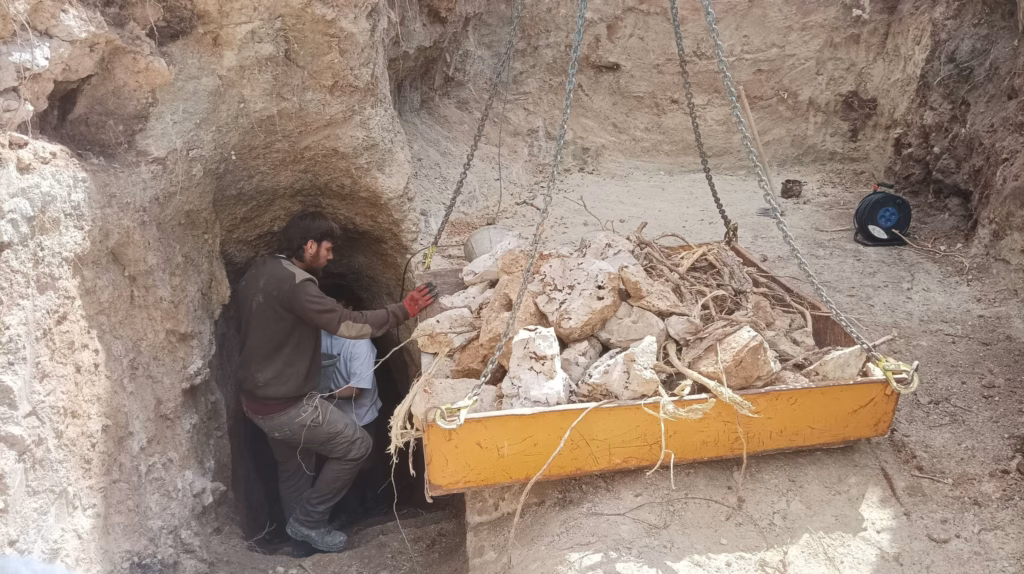 Trabajos de desescombro en una de las bodegas descubiertas