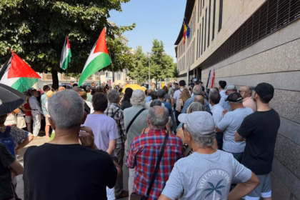 Asistentes durante la concentración frente a los Juzgados de Valladolid. Foto: PCE Valladolid