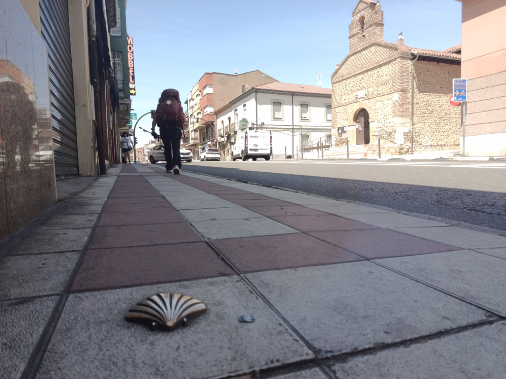 Peregrina a su paso por ermita de Santiago en Trobajo del Camino (Foto. Redacción León)