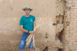 Miguel García muestra las espigas de los trigos antiguos recuperados