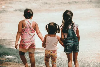 La situación de cientos de menores extranjeros no acompañados está siendo objeto de debate en España en los últimos tiempos. Foto: Charlein Gracia/ Unsplash