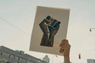 La vulnerabilidad de la población migrante es prioridad para las organizaciones sociales. Foto: Clay Banks, para Unsplash