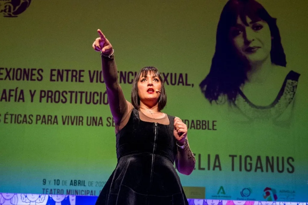 Amelia es escritora y educadora, ayuda a mujeres a salir de los círculos de violencia. Foto: Archivo personal