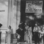 A las puertas de la ermita de San Antonio de la Florida (Madrid). Foto: Autor desconocido (posiblemente J. Sánchez Catalá)