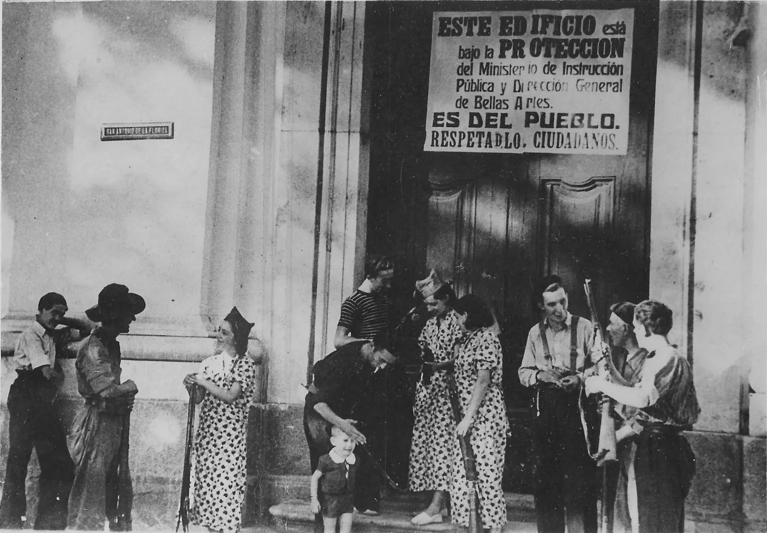 A las puertas de la ermita de San Antonio de la Florida (Madrid). Foto: Autor desconocido (posiblemente J. Sánchez Catalá)