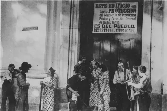 A las puertas de la ermita de San Antonio de la Florida (Madrid). Foto: Autor desconocido (posiblemente J. Sánchez Catalá)