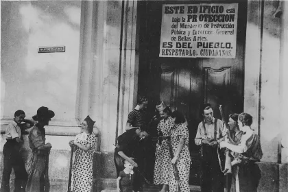 A las puertas de la ermita de San Antonio de la Florida (Madrid). Foto: Autor desconocido (posiblemente J. Sánchez Catalá)