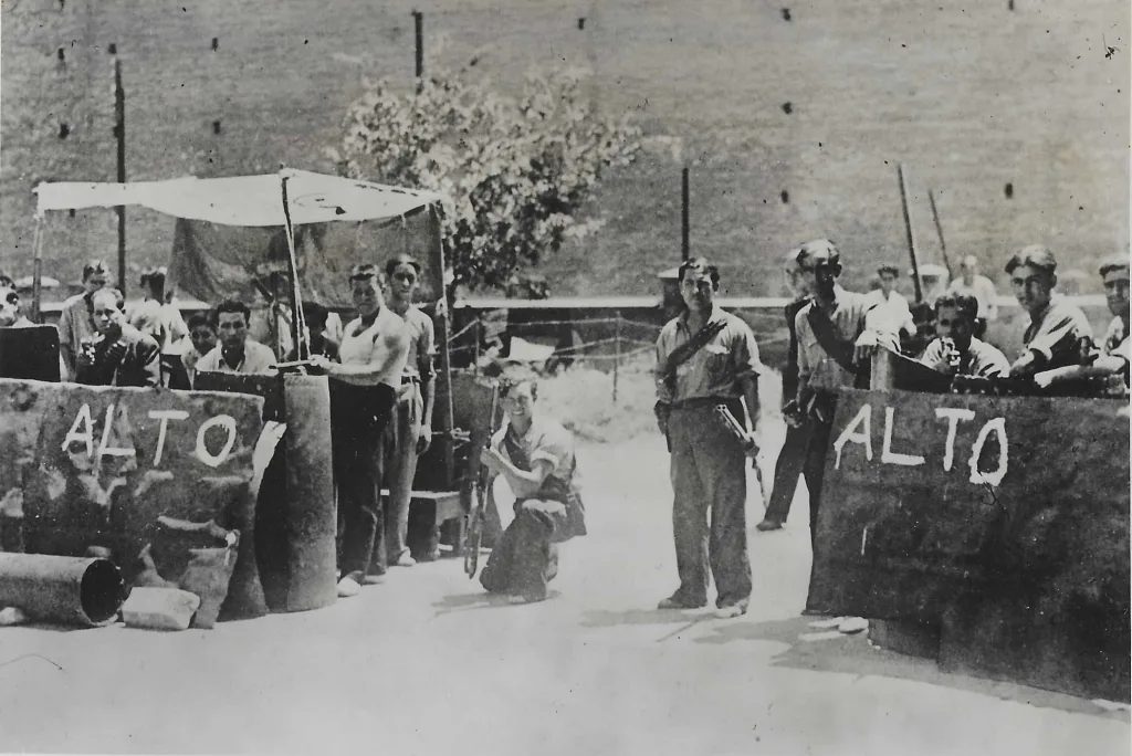 Milicianos en un puesto de control en Valencia, otra de las imágenes de la exposición de la CNT. Foto: José Lázaro Bayarri