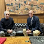 José Antonio Diez, y Joan Manuel Serrat en el Ayuntamiento de San Marcelo