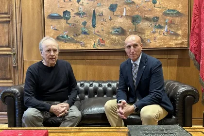 José Antonio Diez, y Joan Manuel Serrat en el Ayuntamiento de San Marcelo