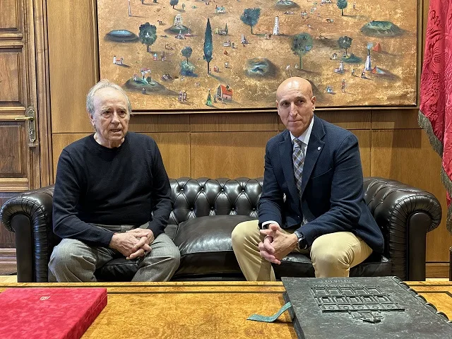 José Antonio Diez, y Joan Manuel Serrat en el Ayuntamiento de San Marcelo